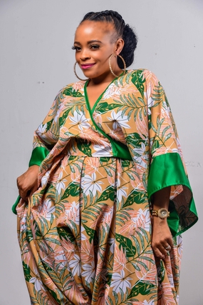 穿着热带植物图案的连衣裙美女图片